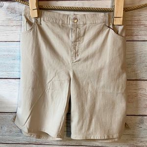 COPY - 24W tan Gloria Vanderbilt Bermuda Jean shorts…